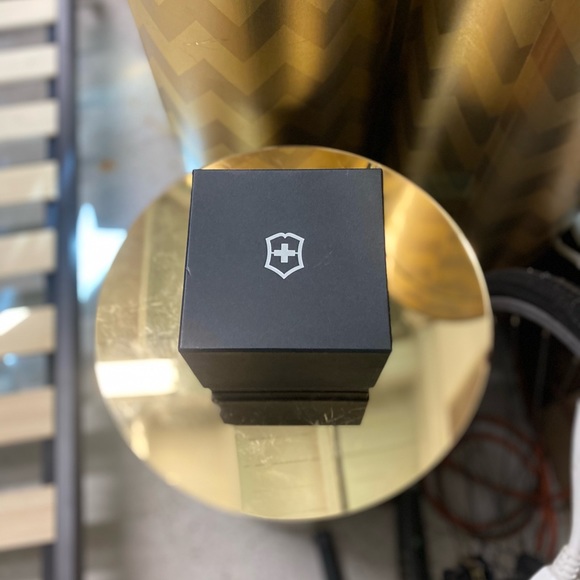 victorinox custom garrison watch. never worn and is in perfect condition. - Picture 4 of 4